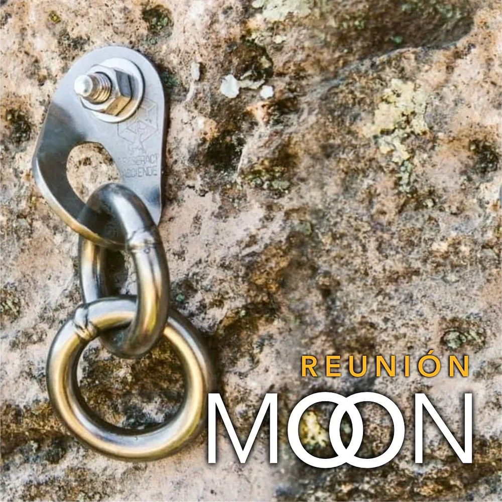 Reunión Moon de Tesseract instalada en roca